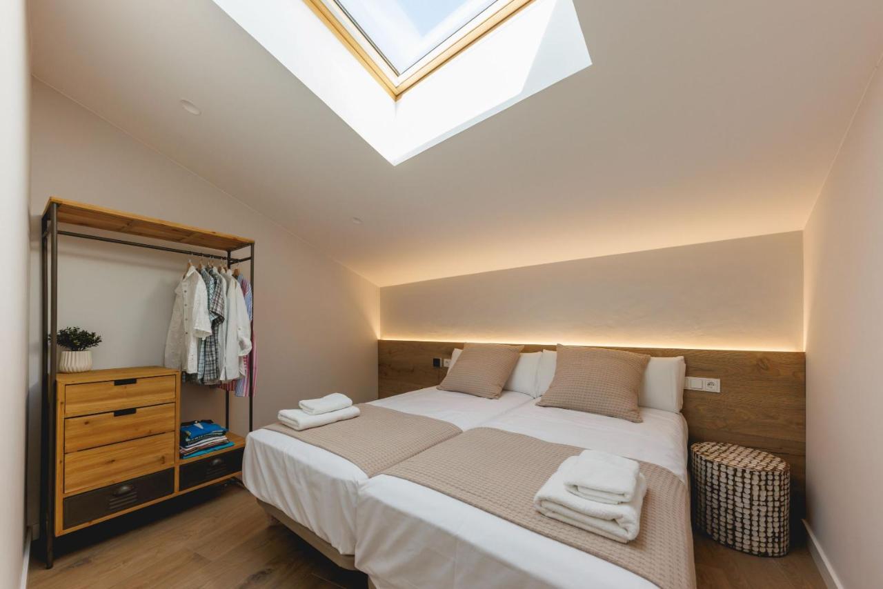 Bravissimo Cort Reial Duplex, Spacious With 3 Bedrooms Girona Bagian luar foto